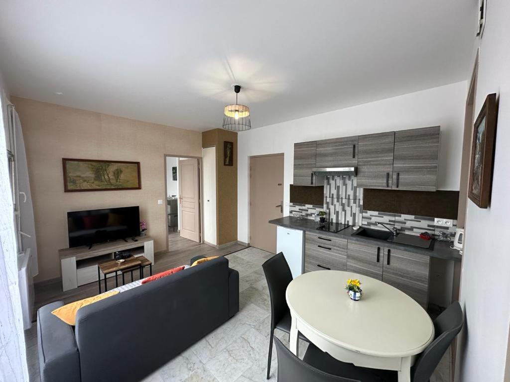 Spacious Flat Close To The Railway Station Troyes Quarto foto